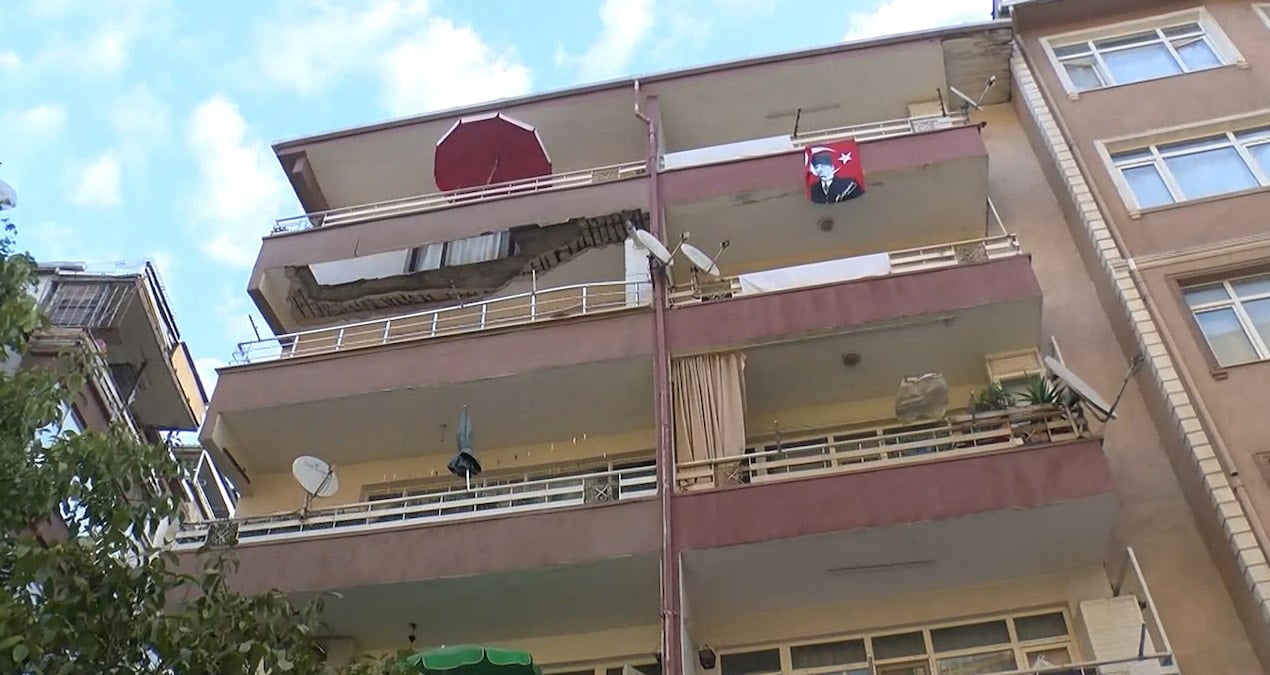 istanbulda balkon coktu bina tahliye edildi h7R4gDF9