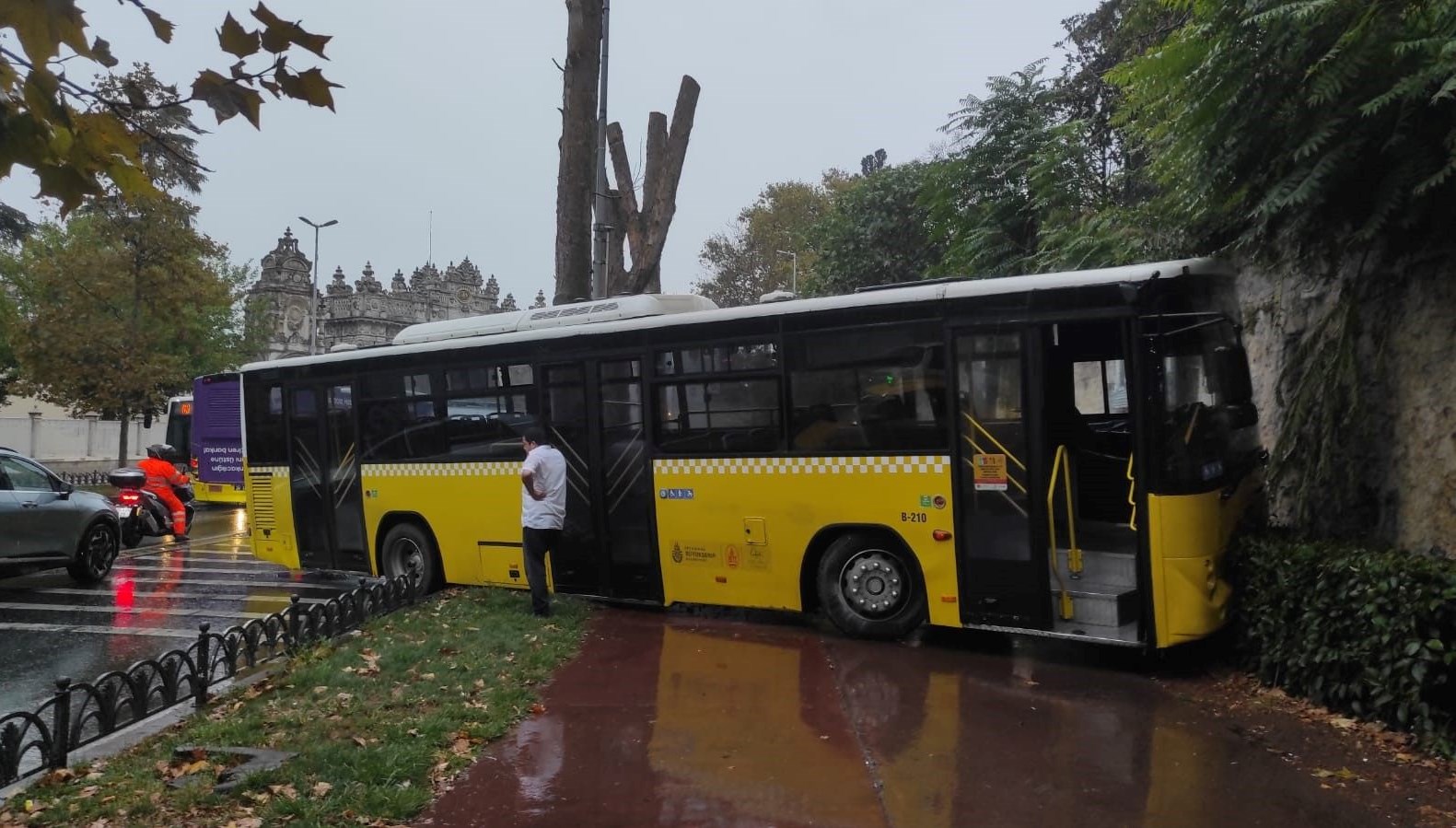 istanbulda iett otobusu motosiklete carpti sbfC8j1N