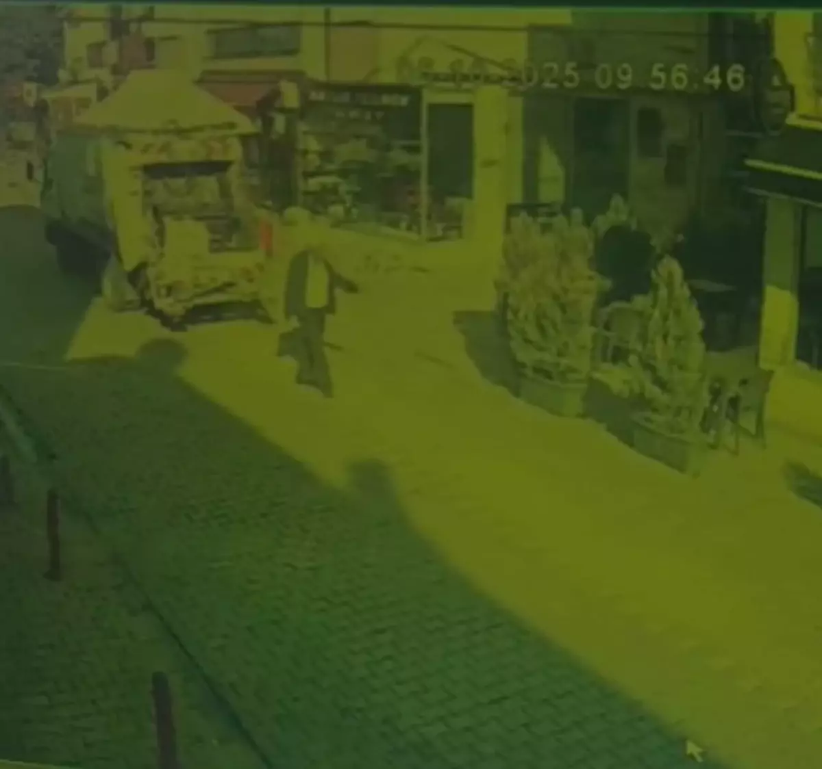 geri manevra yapan kamyon yasli adami ezdi xbESAiMb