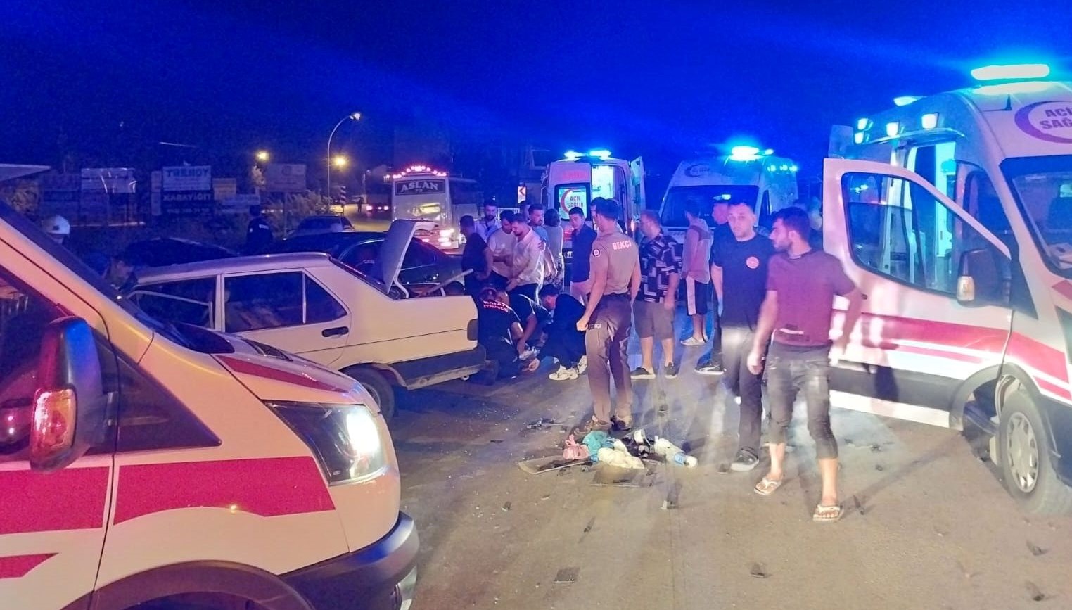 hatayda iki otomobil carpisti alti yarali B7xbvBX6