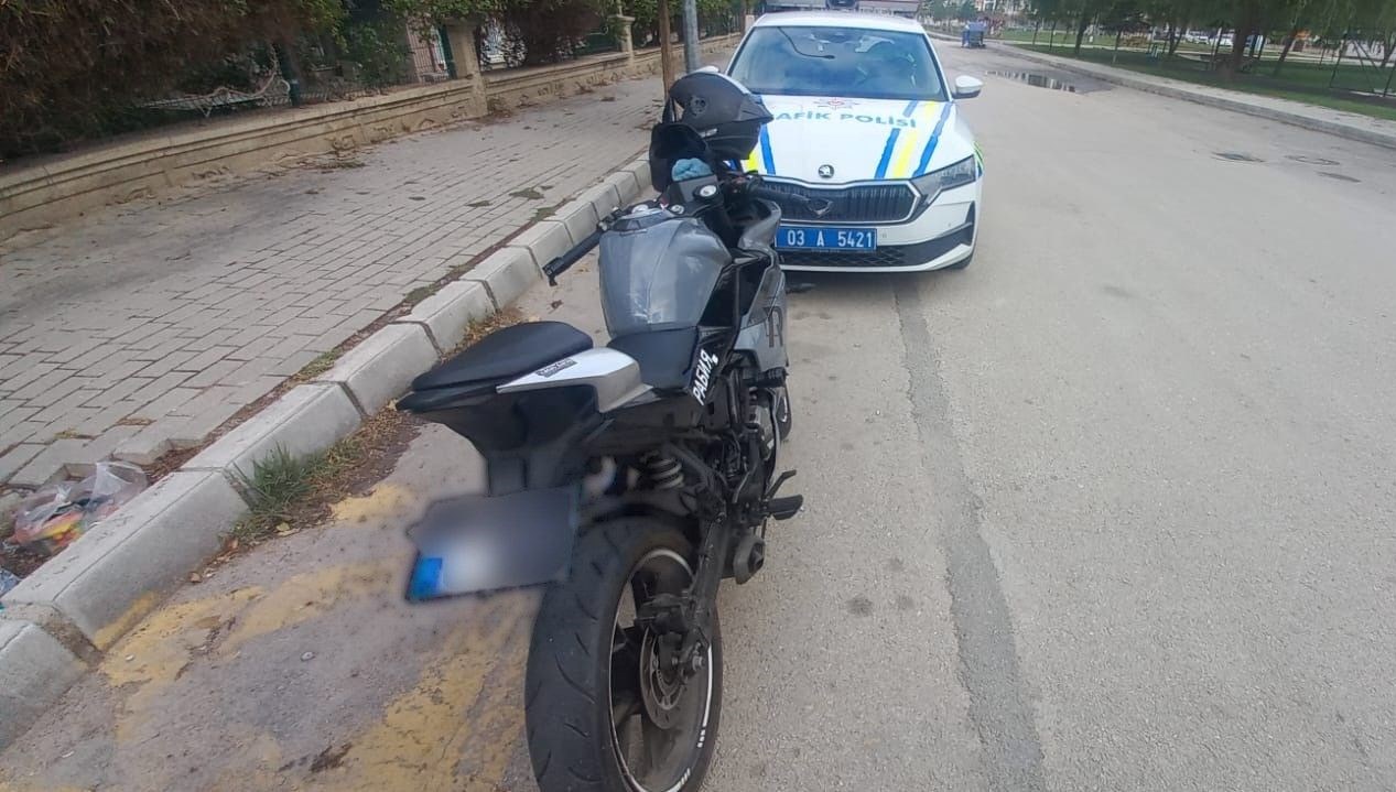 motosikletinin plakasini bantla degistiren surucu polise yakalandi dBHFcPRz