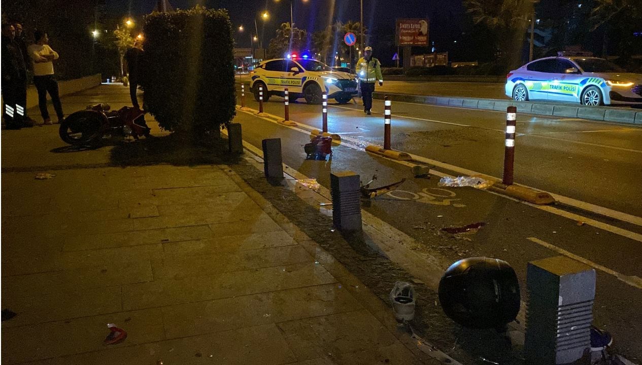 motosiklet yolun karsisina gecmek isteyen yayaya carpti 3 agir yarali 3pNZ8qle.jpg