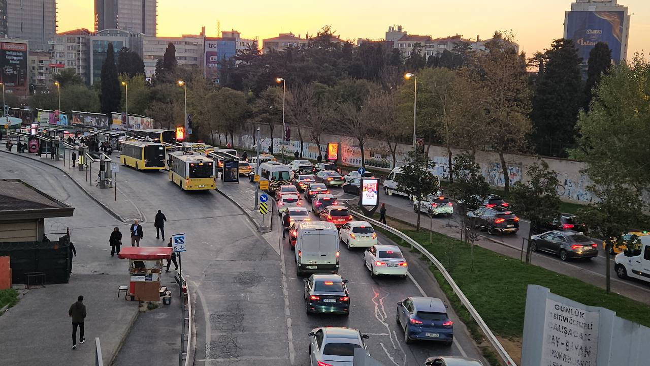 Okullar açıldı, İstanbul’da trafik kilitlendi!