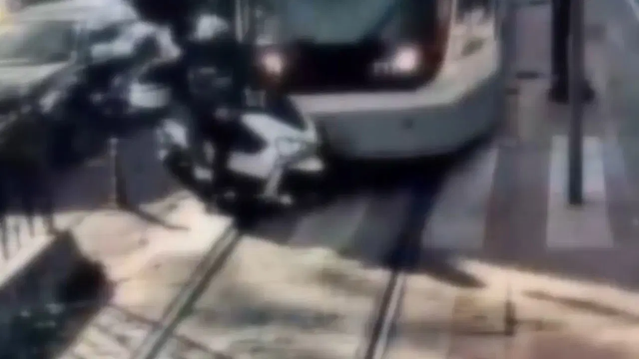 Tophane durağında motosiklete tramvay çarptı: İki kişi hastaneye kaldırıldı