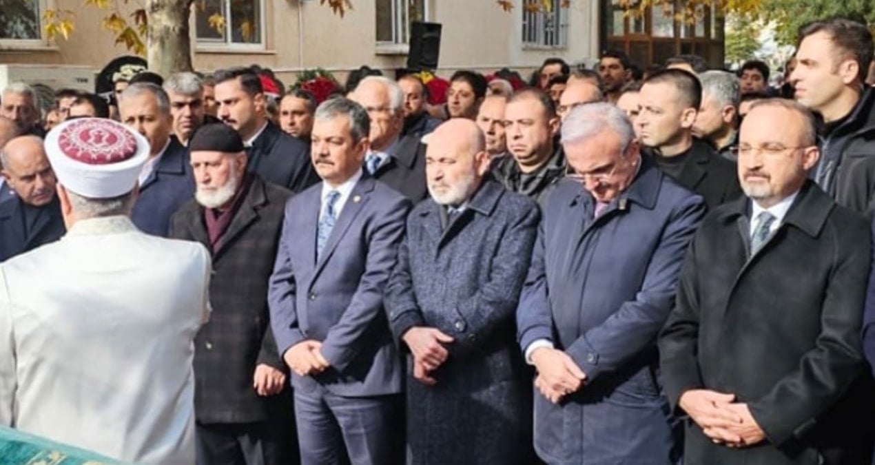 Bakan ve yardımcısı aynı cenazede farklı karelerde