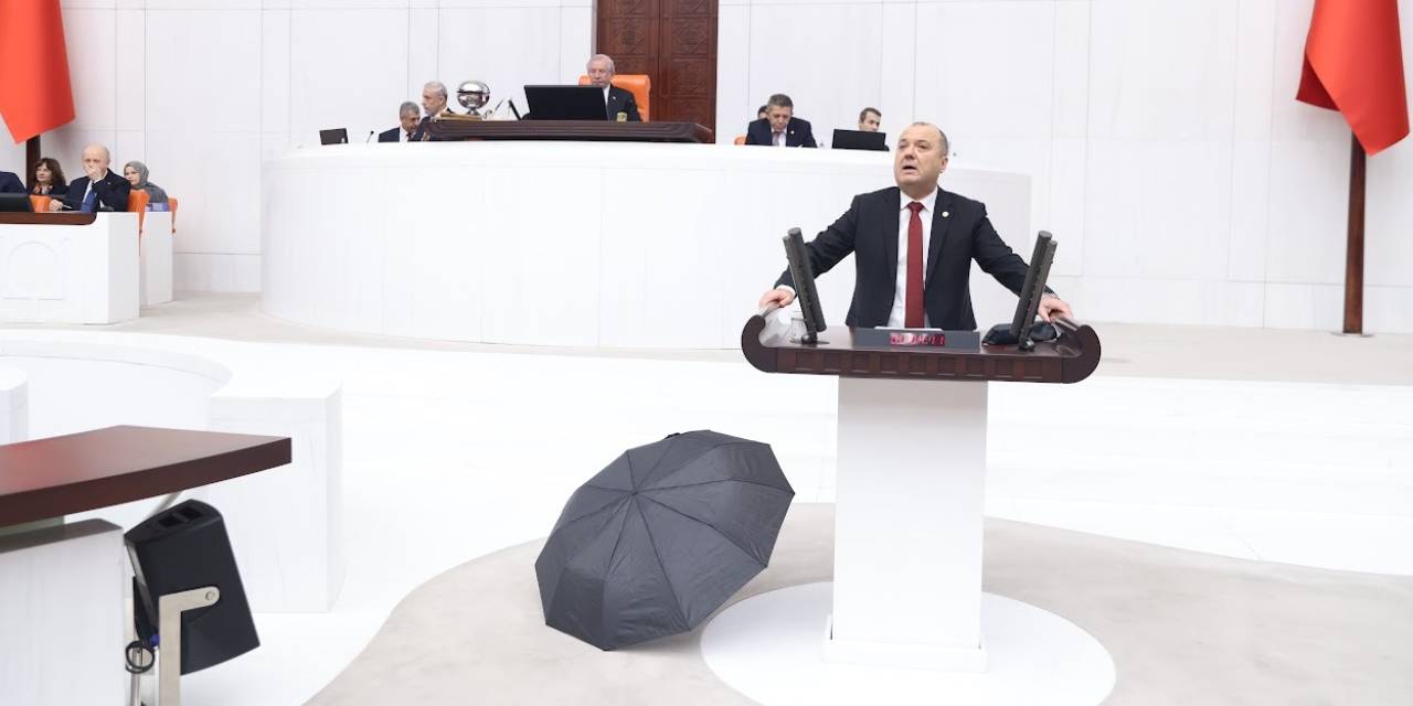CHP’li Aygun’dan kuraklık protestosu: Meclis kürsüsünde şemsiye açtı!