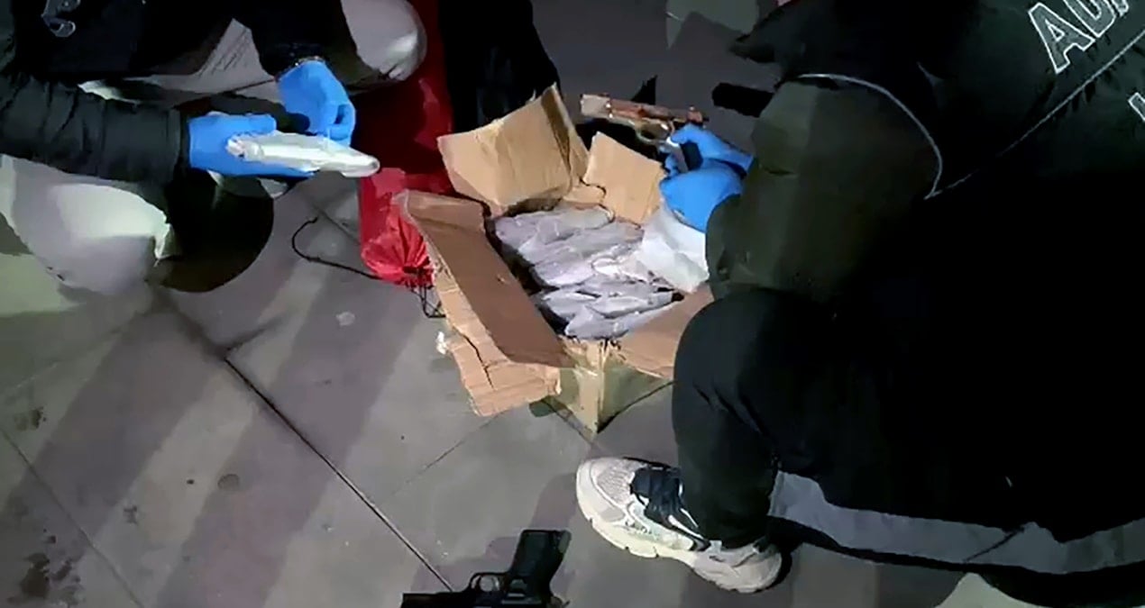 Suç örgütlerine satılacaktı: Bagajdan 53 ruhsatsız tabanca çıktı