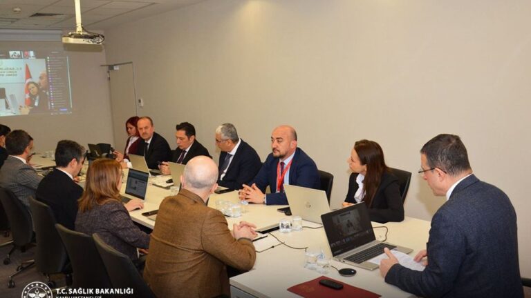 kamu-hastanelerinde-tek-tip-kiyafet-uygulamasi-istisare-toplantisinda-detaylar-paylasildi-xHpPyTf3.jpg