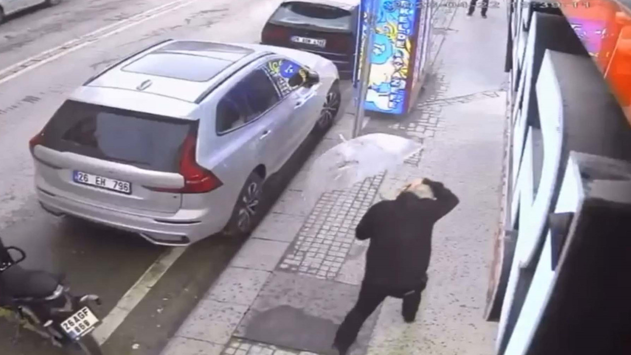 Şiddetli Rüzgar Cam Parçalarını Sokaklara Saçtı