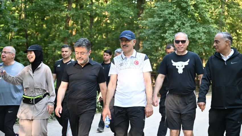 AKP Sakarya’da kampa girdi: Bakanlar ormanda sabah yürüyüşü yaptı